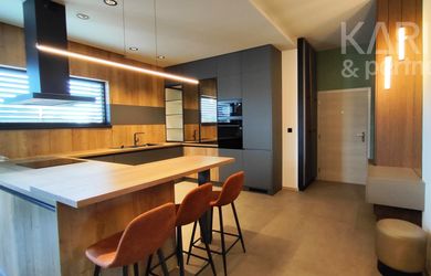 EXKLUZÍVNY luxusný veľkometrážny 3i byt s veľkou terasou